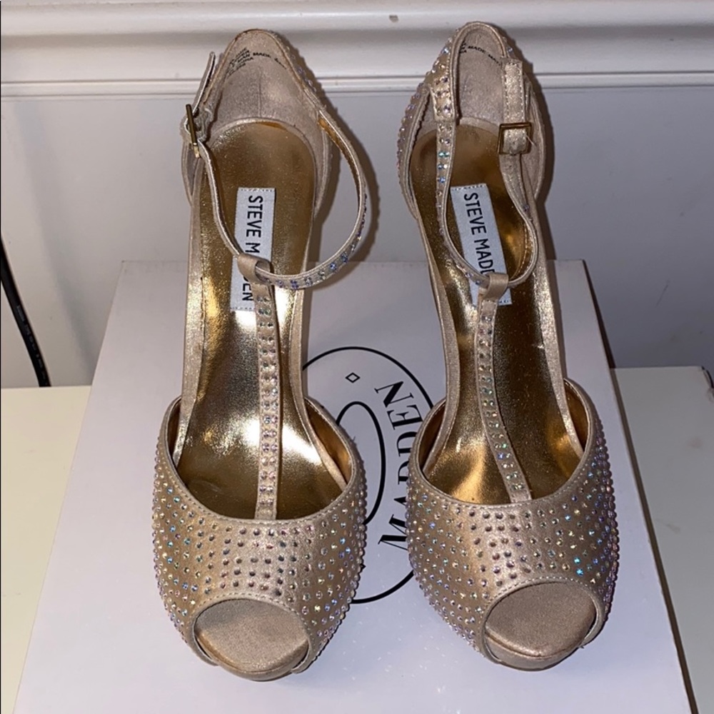 Gold studded Steve Madden Pumps